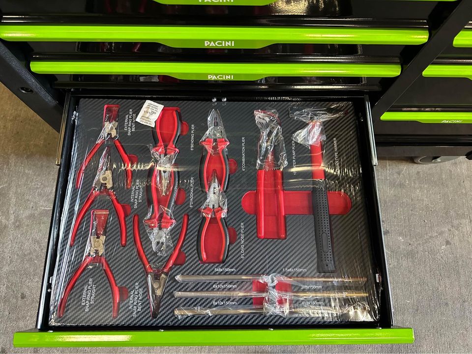 12 DRAWER TOOL BOX COMPLETE WITH 6 DRAWERS OF TOOLS